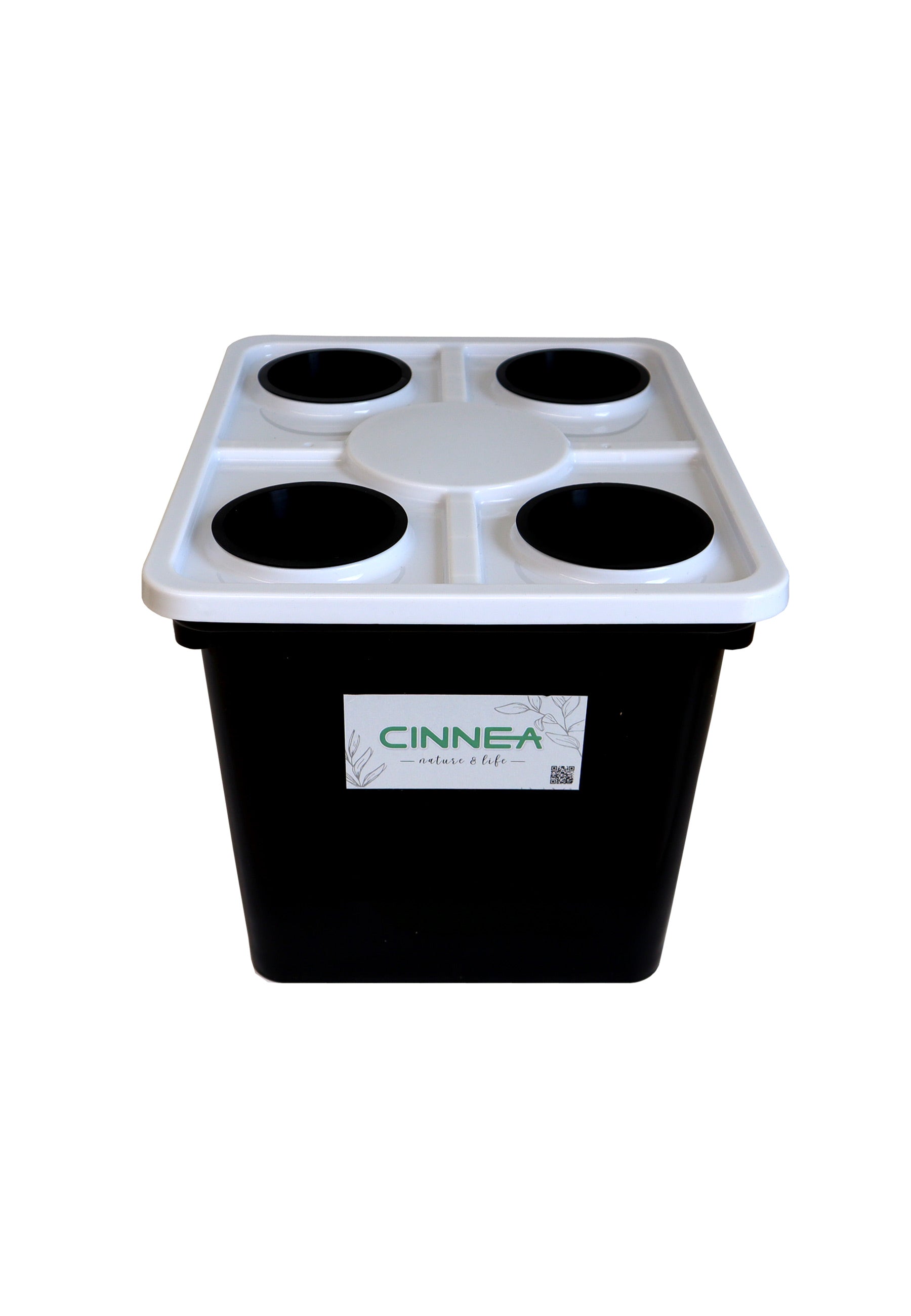 Schwarze Hydrokultur-Box mit weißem Deckel und vier runden Öffnungen. Vorne das grüne Cinnea Logo.