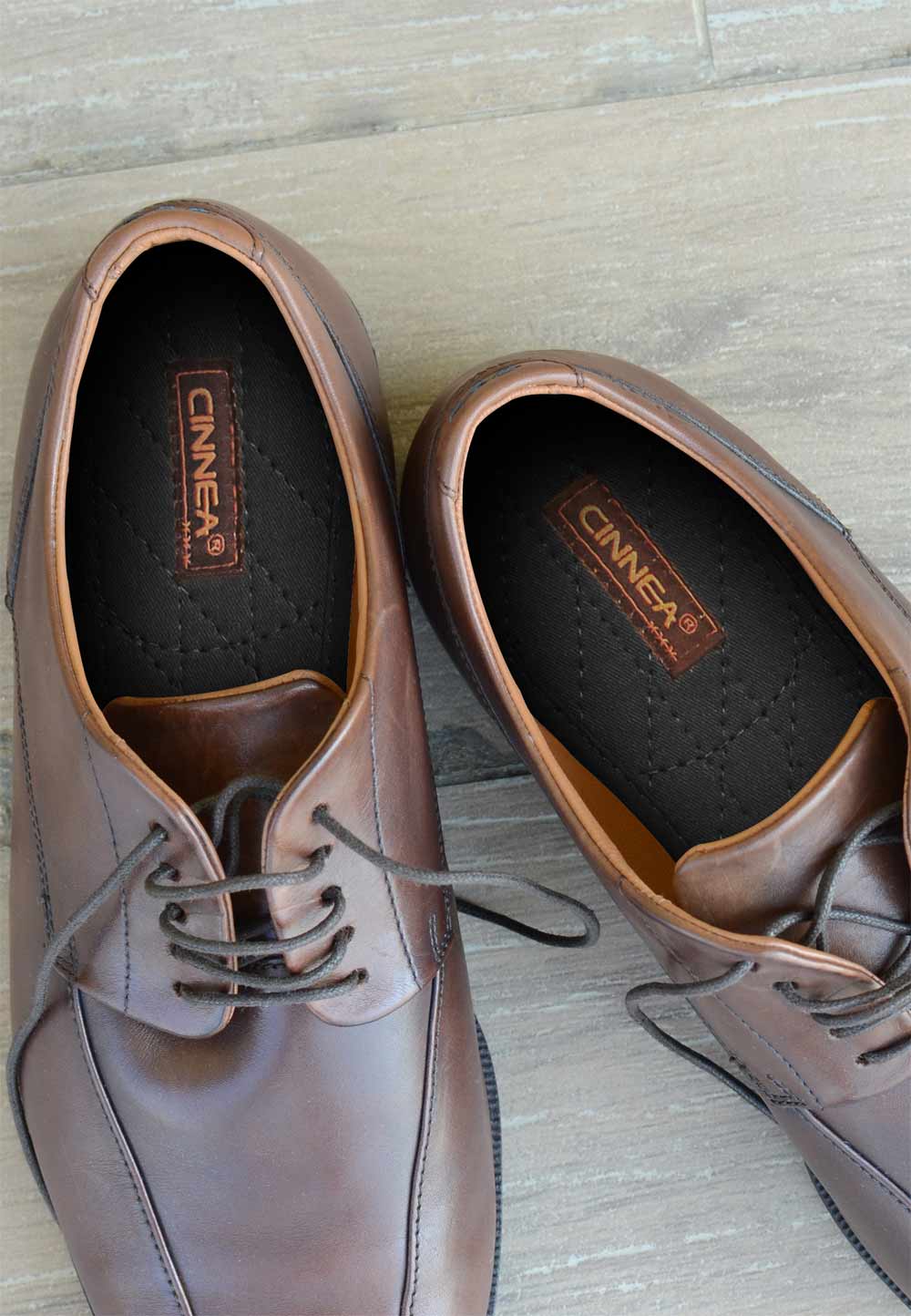 Nahaufnahme von schwarzen Zimtsohlen in braunen Schuhen.