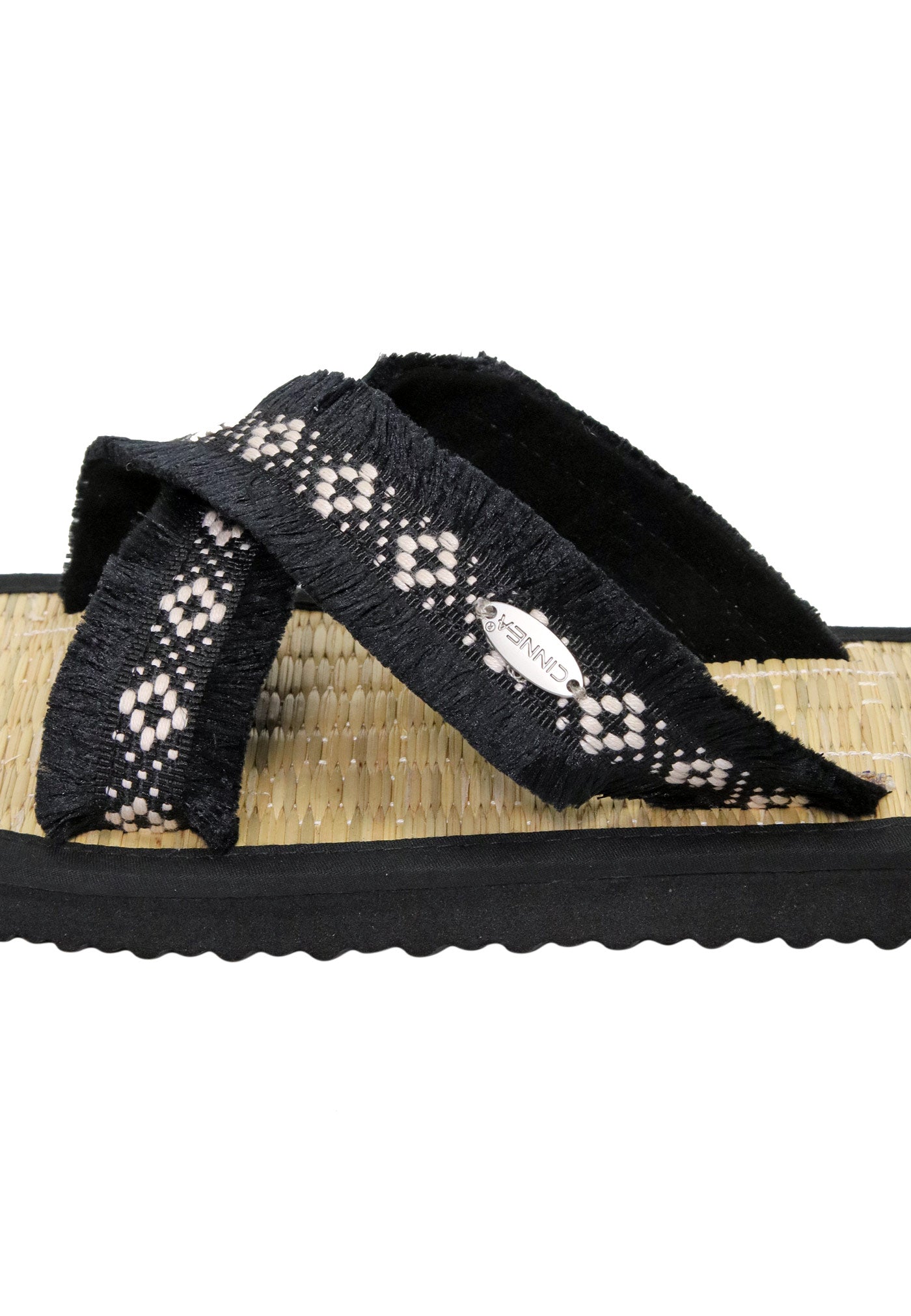 Sandalen mit schwarzen Kreuz-Riemen, Binsen Innensohle und schwarzer Außensohle, Seiteansicht