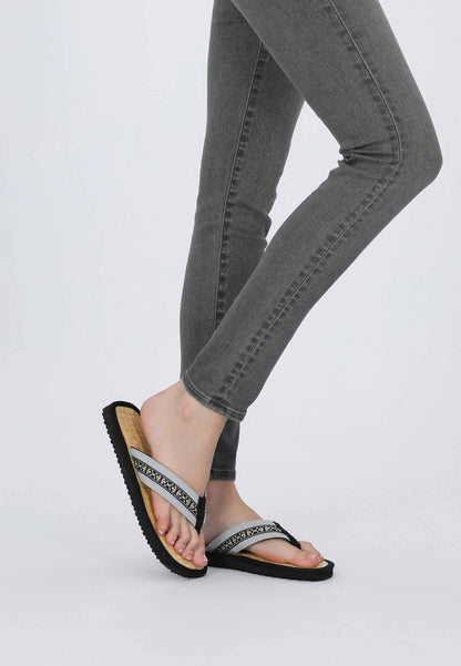 Zehentrenner mit pastelblauen Riemen, von einem weiblichem Modell getragen, von der Seite