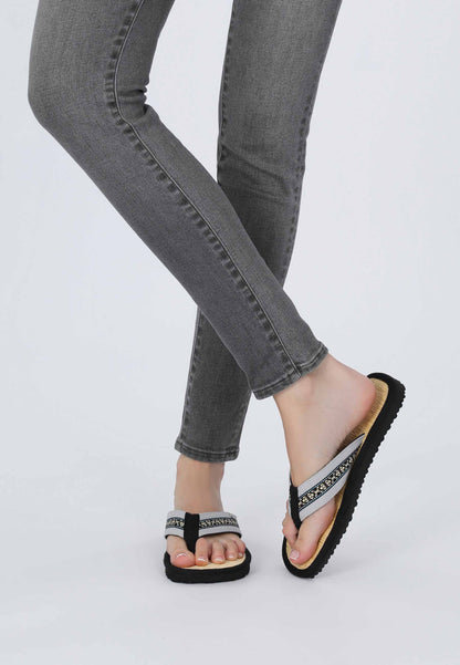 Zehentrenner mit pastelblauen Riemen, von einem weiblichem Modell getragen, von Vorne