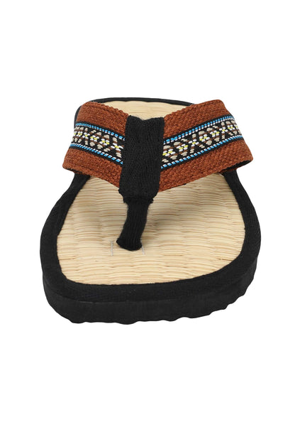 Zehentrenner mit braunen Riemen und Binsen-Innensohle, Vorderseite