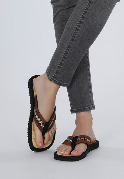 Zehentrenner mit braunen Riemen, von einem weiblichem Modell getragen, von Vorne